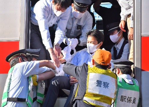 車いすご利用のお客さまを「すくい帯」を使って救護