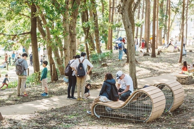既存の樹林を活かし再編した鶴間公園