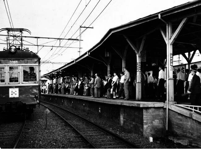 ▲池上駅の木造旧駅舎（１９５９年当時）