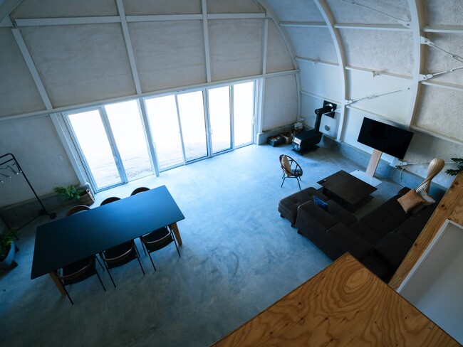 FOX Cabin内観：ドーム型の室内は高い天井が特徴的で開放感があります
