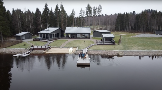 フィンランドの第2の都市であるタンペレという街から車で1時間ほど走った湖畔にある貸別荘