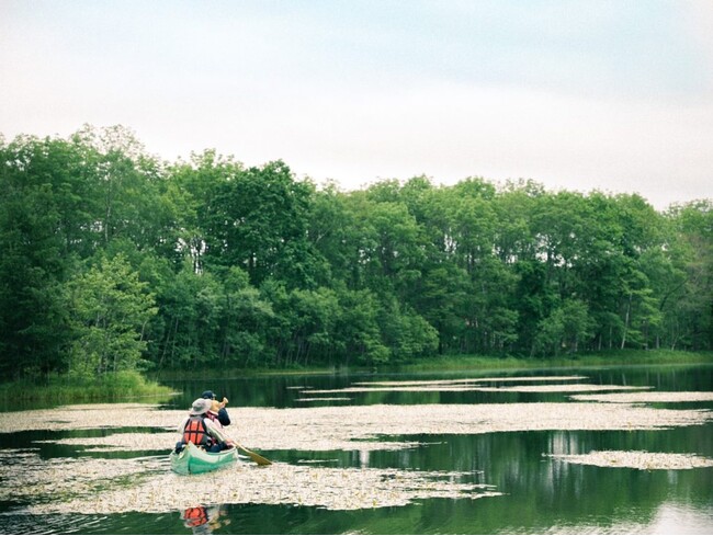 カヌーや釣りが楽しめる敷地内にある池