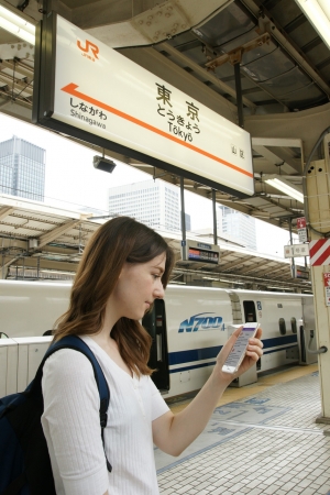 「おもてなしガイド」使用イメージ写真 東京駅ホーム