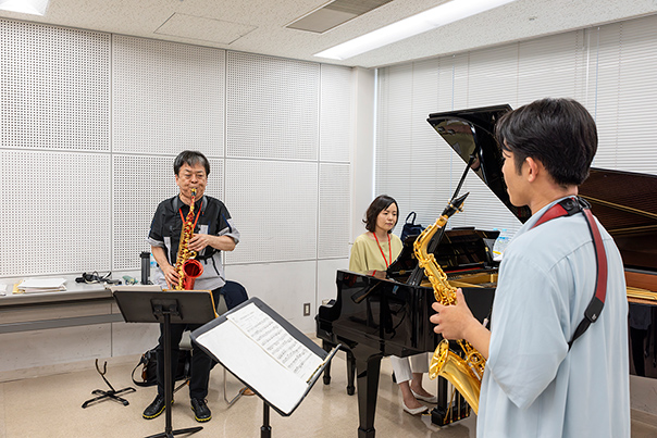 第29 回浜松国際管楽器アカデミー＆フェスティヴァル　レッスン風景　写真左・須川 展也氏