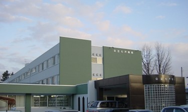 「Teladoc HEALTH 」を青森県内で初導入する、公立七戸病院（青森県上北郡七戸町）の外観