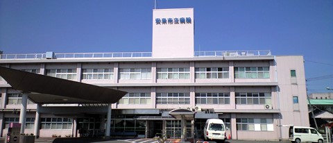 「Teladoc HEALTH 」を島根県内で初導入する、安来市立病院（島根県安来市）の外観