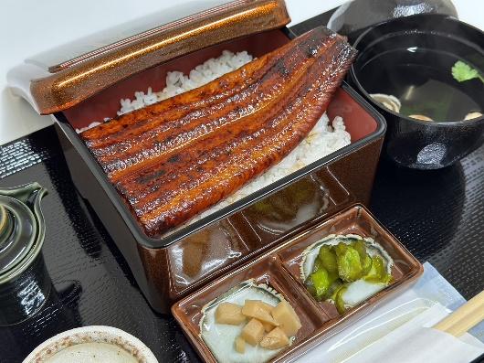 はみ出るほどの鰻がのったうな重<梅>が1600円! はみ出るほどの鰻がのったうな重<梅>が1600円!