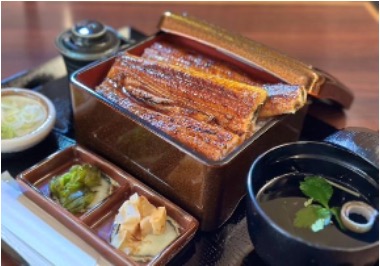 鰻が一尾まるまるのった、うな重<松>2600円 鰻が一尾まるまるのった、うな重<松>2600円