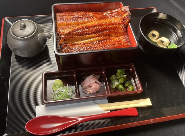 鰻が一尾丸々乗ったうな重＜松＞が2600円！