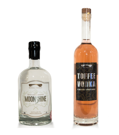 密造酒という隠語が由来の「MOONSHINE」（左） 同時輸入するウォッカ「TOFFEE VODKA」(右）