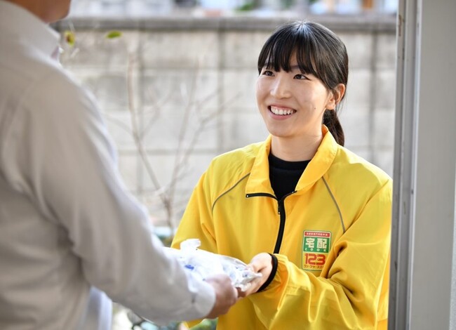 利用者にお弁当をお届けする様子 利用者にお弁当をお届けする様子