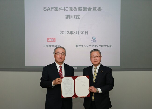 Signing Ceremony Left JGC Japan Corporation President, Shoji Yamada Right TOYO President & CEO, Haruo Nagamatsu