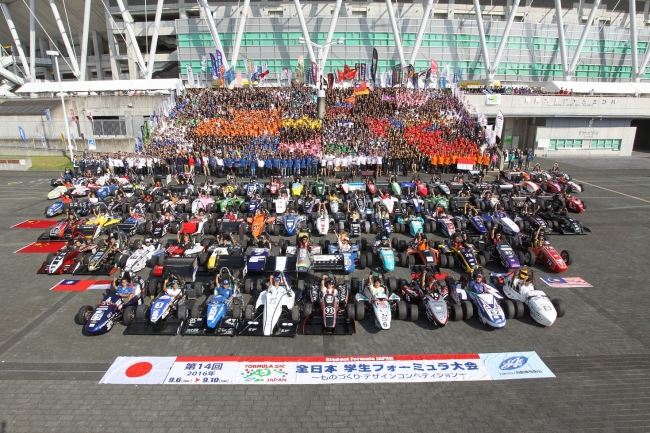 2016年の第14回全日本学生フォーミュラ大会出場全チーム（画像提供：公益社団法人 自動車技術会）
