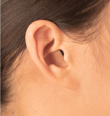 フィリップス ヒアリンク補聴器 耳あな型IICスタイル装用イメージ