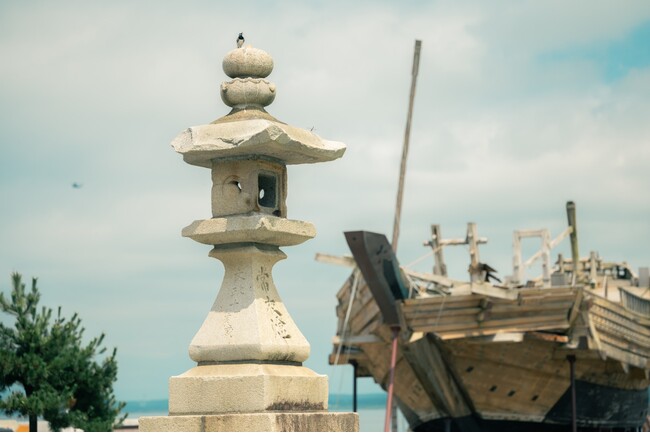 常夜燈と北前船として活躍した「みちのく丸」(常夜燈公園内) 常夜燈と北前船として活躍した「みちのく丸」(常夜燈公園内)