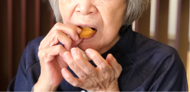 「美味しい」とソイまるを食べる患者さま 「美味しい」とソイまるを食べる患者さま