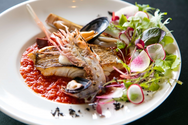 「桜鯛のトマトパッツァ」はチーズの白とトマトの赤での紅白でお祝いを演出 by 神戸イタリアンKizuna