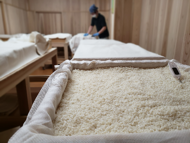 手間を惜しまない麹室での作業