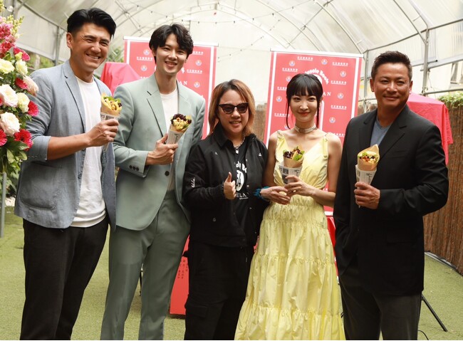 総監督・王毓雅(中央)、主人公李ホ?(右から2人目)、羅子惟(左から2人目) 総監督・王毓雅(中央)、主人公李ホ?(右から2人目)、羅子惟(左から2人目)