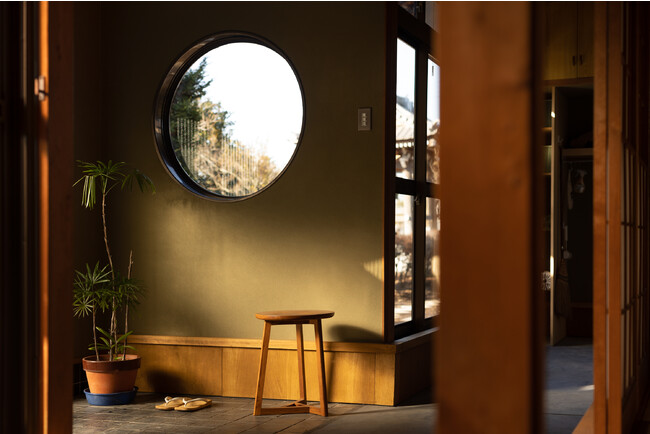 施設玄関にある円窓から着想し、禅をシンプルに表現した◯△□をロゴデザインにも起用。