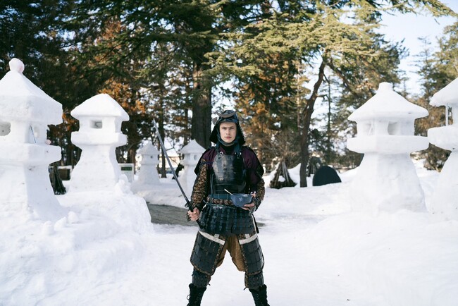 米沢雪灯篭祭りの会場内で甲冑パフォーマーのトリート・シューベルト氏によるプロモーション活動が行われた