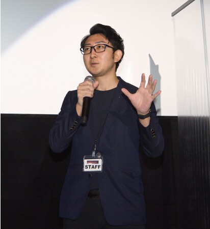 自身の薄毛で悩んだ経験から「薄毛の窓口」を設立し、いしだ壱成さんとの出会いについて話す当社代表 山本 自身の薄毛で悩んだ経験から「薄毛の窓口」を設立し、いしだ壱成さんとの出会いについて話す当社代表 山本