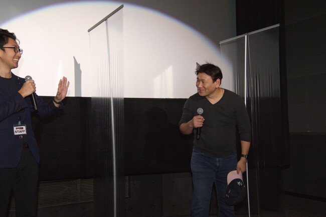 いしだ壱成さんの海外植毛成功のエピソードを聞き、思わず帽子を取り植毛の相談をするハシテツヤ監督 いしだ壱成さんの海外植毛成功のエピソードを聞き、思わず帽子を取り植毛の相談をするハシテツヤ監督