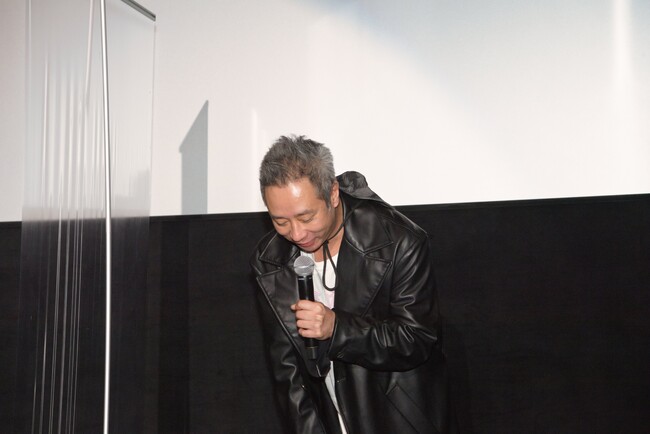 海外植毛9ヶ月後の頭皮を観客に披露するいしだ壱成さん 海外植毛9ヶ月後の頭皮を観客に披露するいしだ壱成さん