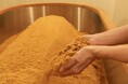 【世界初※】「食べるウェルネス体験」温浴施設のヒノキが究極のオーガニック納豆に生まれ変わる。特許技術の堆肥が生んだ「もり→ひと→つち」の奇跡のウェルネスフード、誕生。