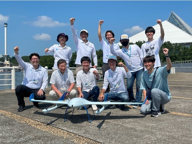エアロセンスと神戸大学チーム一同 （前列左から2番目：先端ロボティクス財団理事長　野波健蔵氏）
