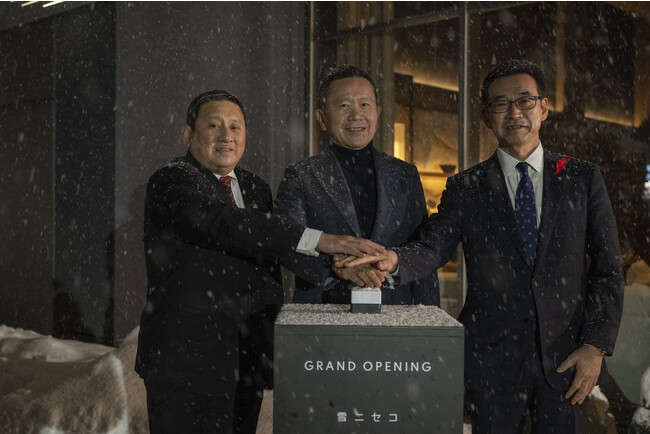 雪ニセコのグランドオープンを記念して、ホテルの正面玄関でクリスマスツリーのライトアップセレモニーと花火が打ち上げられました。