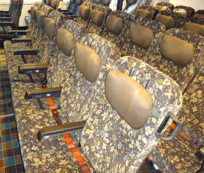 リニューアルされた客室席、専用設計された2点式巻き取り装置付きシートベルトが装備されている　 （画像提供：川重車両コンポ株式会社）