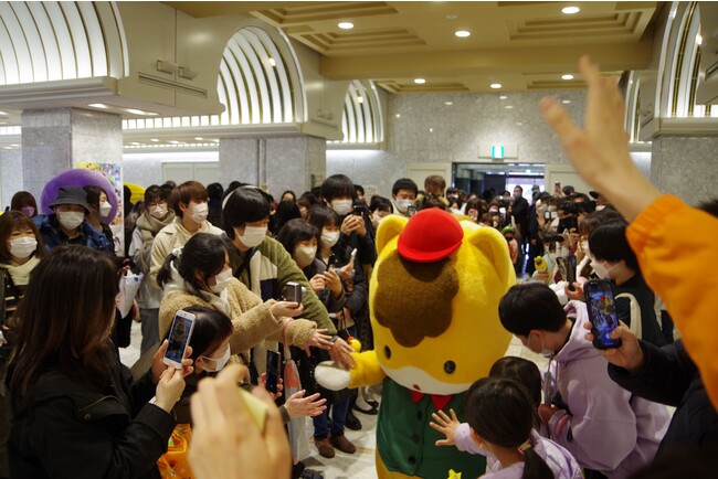 ぐんまちゃん（群馬県）とファンの皆さん