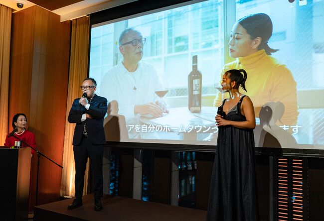 軽快なトークで観衆を魅了する西田善太氏 サラワカ氏 軽快なトークで観衆を魅了する西田善太氏 サラワカ氏