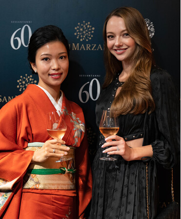 モデルのyanaさん(画像右) モデルのyanaさん(画像右)