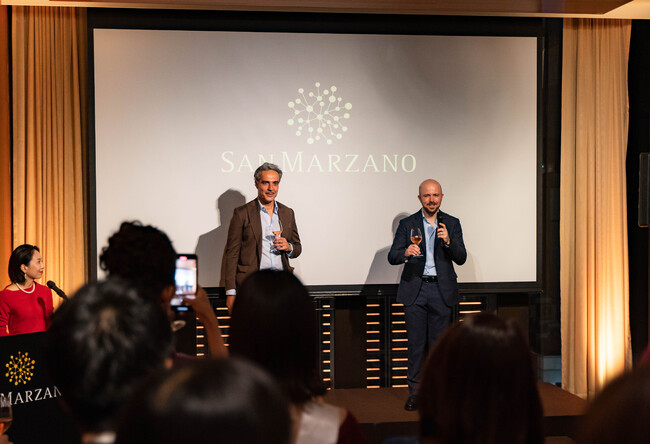 開会の挨拶をする Sanmarzano Director サルヴァトーレ氏 Export managerアレックス氏 開会の挨拶をする Sanmarzano Director サルヴァトーレ氏 Export managerアレックス氏