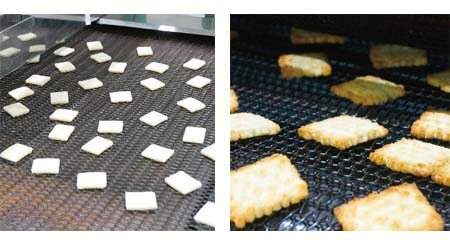 均等な焼き色にするため一枚、一枚、手作業で置く 均等な焼き色にするため一枚、一枚、手作業で置く