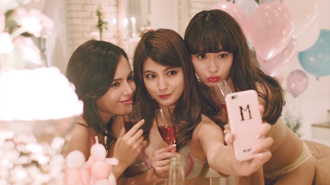 小嶋陽菜とマギーと大屋夏南が 秘密のランジェリーパーティーを公開 株式会社ピーチ ジョンのプレスリリース