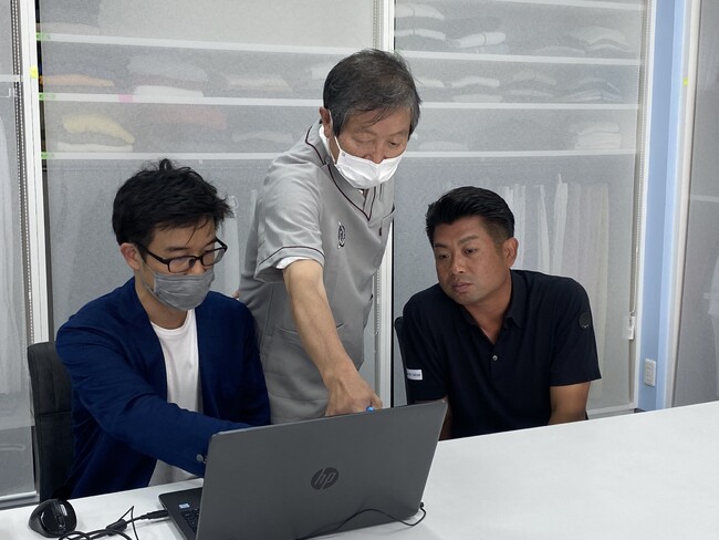 噛む力測定結果を受けアドバイスを聞く池田勇太プロ 噛む力測定結果を受けアドバイスを聞く池田勇太プロ