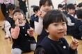 サンタ登場に歓声も!噛んでふくらませて楽しくお口周りをトレーニング!幼稚園児に口腔トレーニングを楽しくレクチャー「フーセンガムトレーニング クリスマス会」を開催