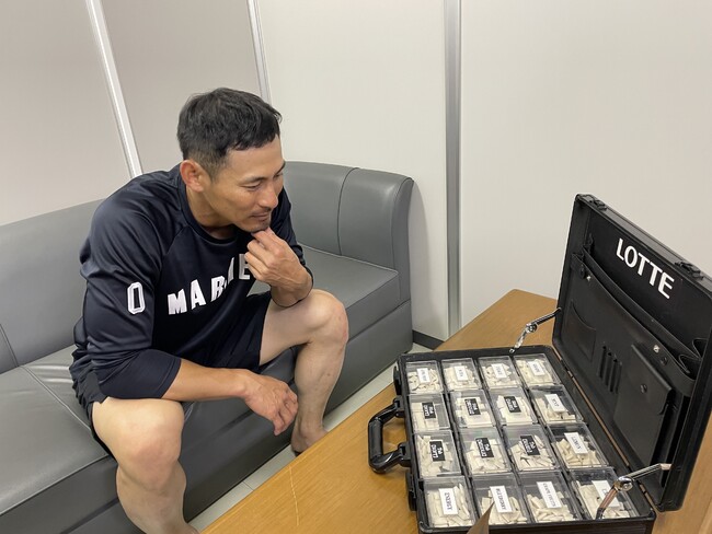 ロッテ噛むこと研究部担当者と意見交換し、 プロフェッショナルガムを選ぶ萩野選手 ロッテ噛むこと研究部担当者と意見交換し、 プロフェッショナルガムを選ぶ萩野選手