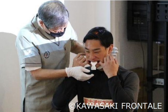 噛むチカラ測定をする濱崎 知康さん 噛むチカラ測定をする濱崎 知康さん