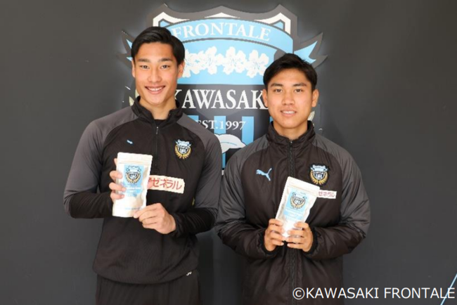 川崎フロンターレアカデミー専用トレーニングガムを手にする 濱崎 知康さん（左）、江原 叡志さん（右）