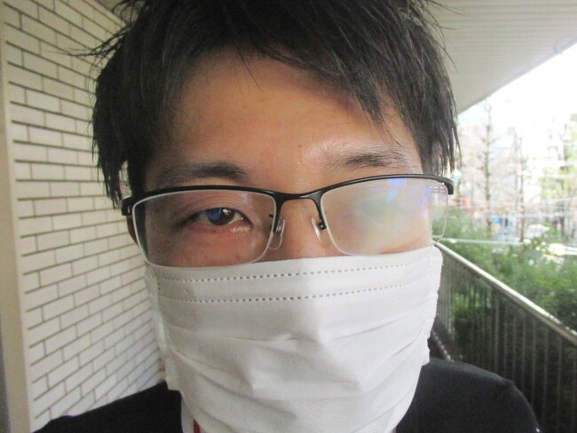 マスクを着用してもレンズが曇らないように専用クリーナーも塗布 （左レンズ：塗布後、右レンズ：塗布前）。違いは一目瞭然！