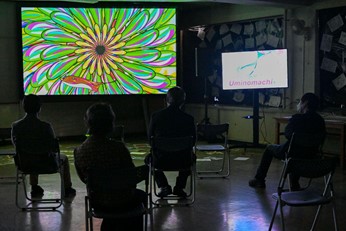 須崎市出身のアーティスト、マーシー（ｍａｒｃｈｙ）が初となる個展を開催。須崎をテーマとした短編アニメーション作品を展示しました。SO-SOのライブパフォーマンスではコラボレーションも