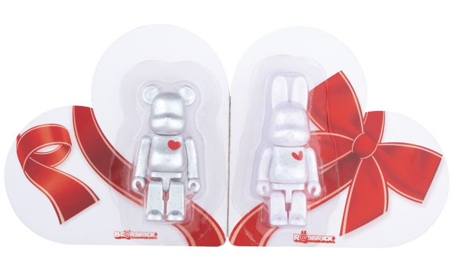 劇中に登場するBE@RBRICK（ベアブリック） ※２体１セット