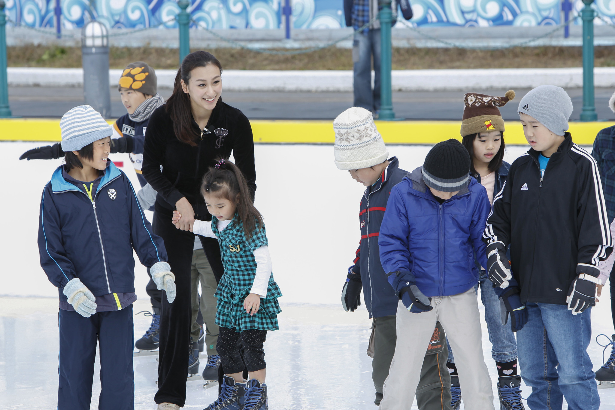 富士急ハイランドに浅田舞が登場 関東で一番早い屋外スケートリンクｏｐｅｎ 富士急行のプレスリリース