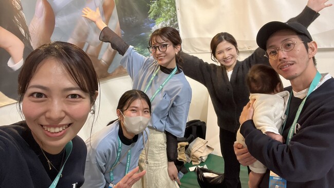左がモナカンパニー代表・向井桃子（3月8日、マラソンEXPOブースにて）