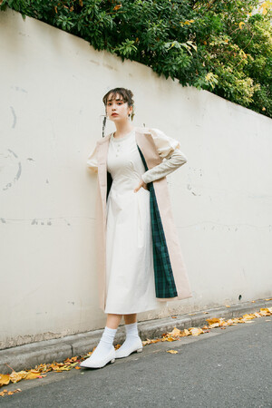 コートは袖を取り外してロングジレ風の着こなしも