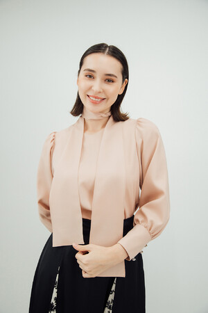 Ribbon tie blouse：14,850円